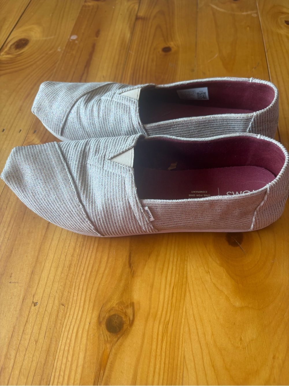 Toms Slip-On Shoe in Beige Exterior with Burgundy Insole